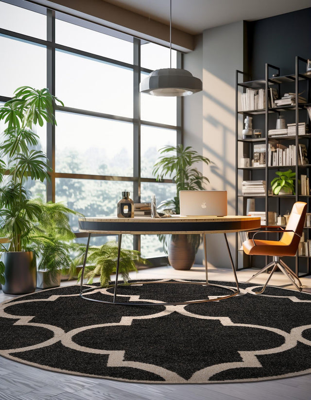 Black and White 8' x 8' Trellis Round Area Rug