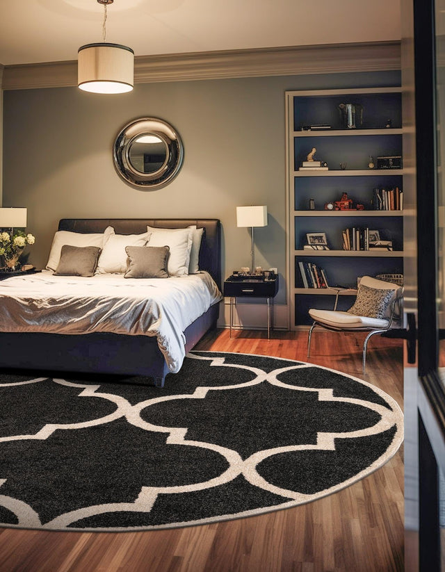 Black and White 3' 3 x 3' 3 Trellis Round Area Rug