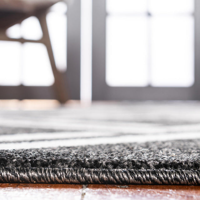 Black 5' 1 x 8' Trellis Rectangle Area Rug