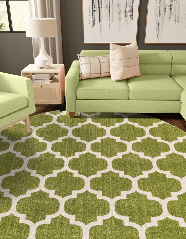 Light Green 7' 10 x 7' 10 Trellis Round Area Rug