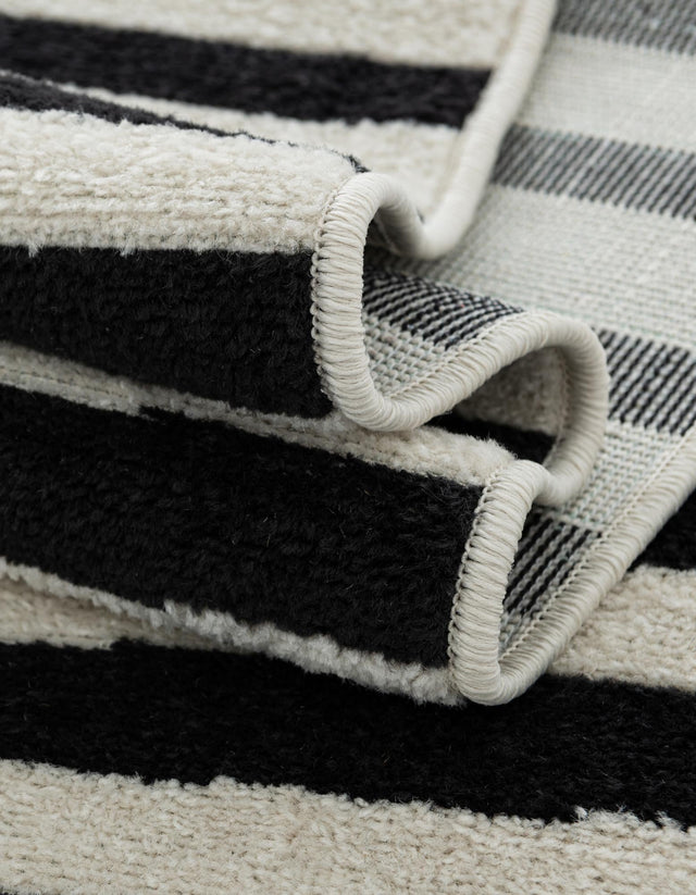 Black 3' 3 x 5' 3 Williamsburg Rectangle Area Rug 100% Polypropylene With Cotton Backing Durable Easy Clean Stain Resistant Carpet for Sale at Rug Engine