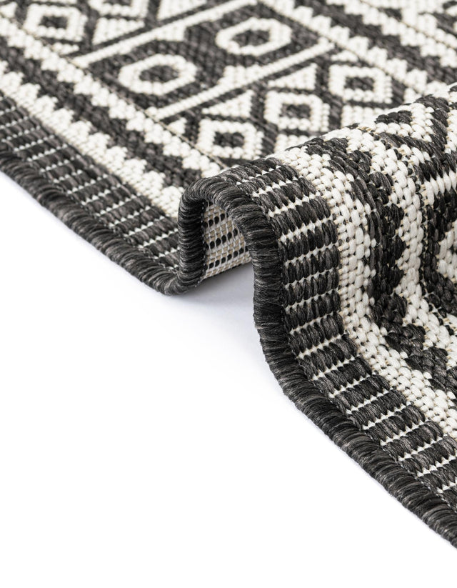 Black and White 10' x 10' Outdoor Traditional Round Area Rug Weather Resistant for Patio, Deck, Terrace, Balcony, Porch Classical Design Outside Carpet for Sale at Rug Engine