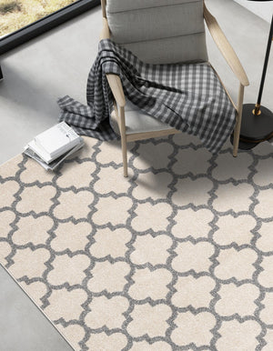 Beige and Gray 4' 1 x 6' 1 Trellis Rectangle Area Rug