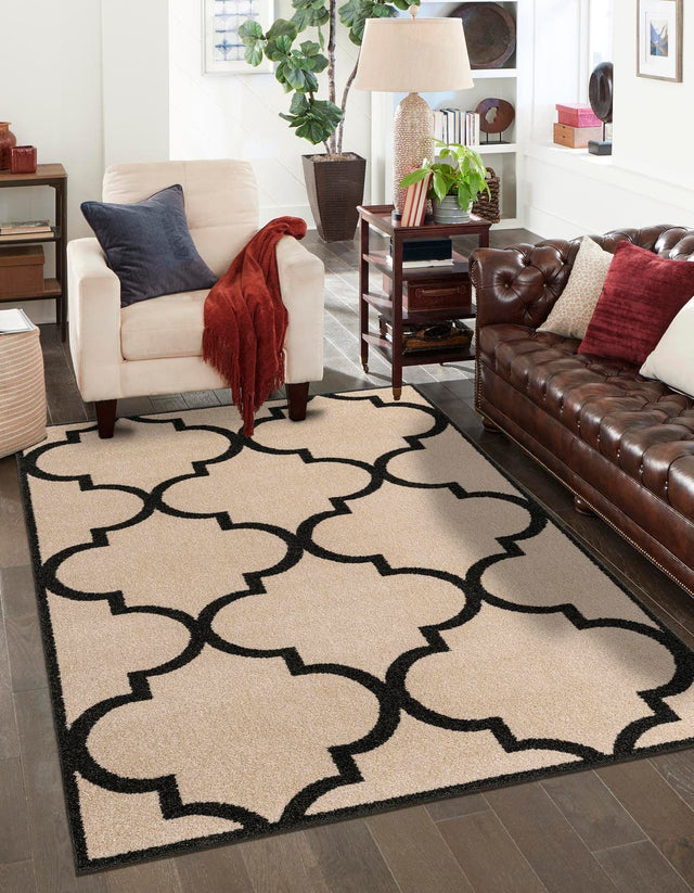 Beige and Black 5' 1 x 8' Trellis Rectangle Rug