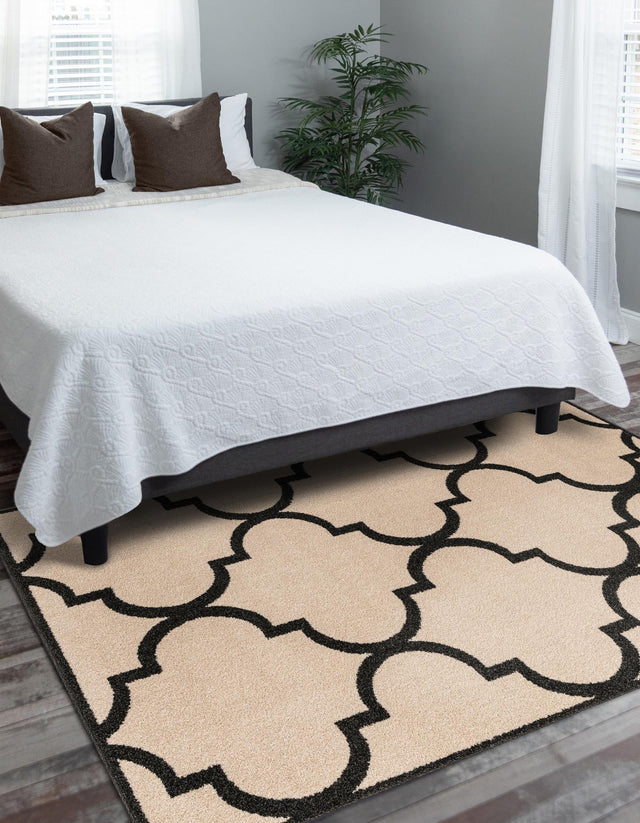 Beige and Black 5' 1 x 8' Trellis Rectangle Rug