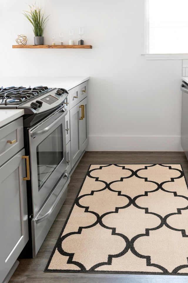 Beige and Black 5' 1 x 8' Trellis Rectangle Rug