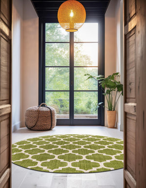 Light Green 7' 10 x 7' 10 Trellis Round Area Rug