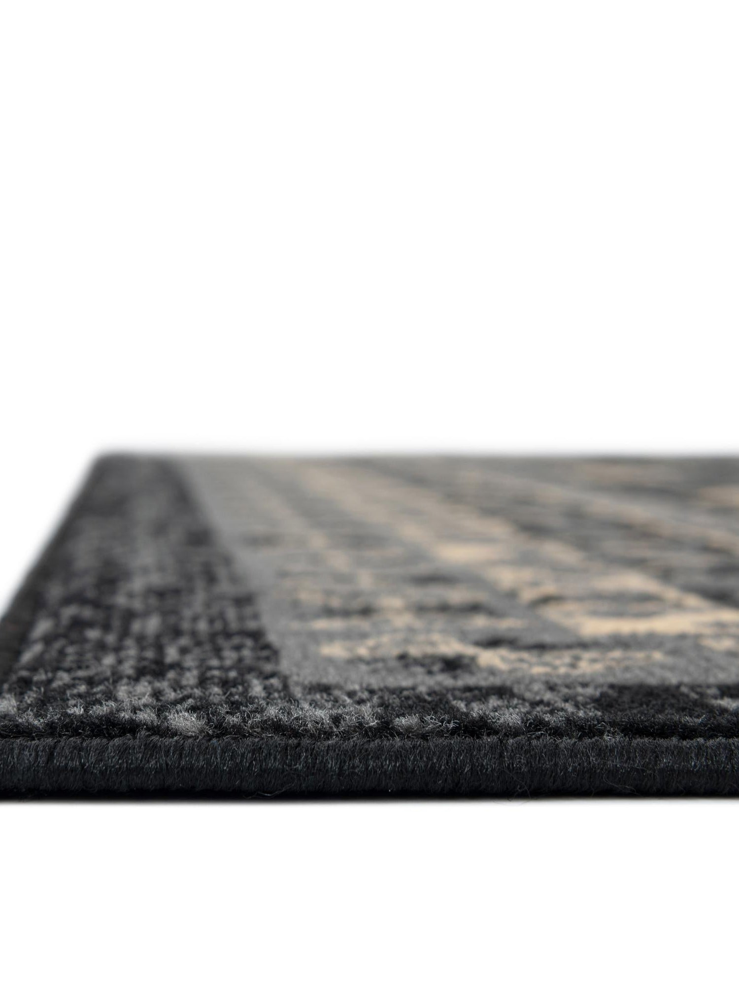 Black 4' 1 x 6' 1 Taftan Rectangle Area Rug