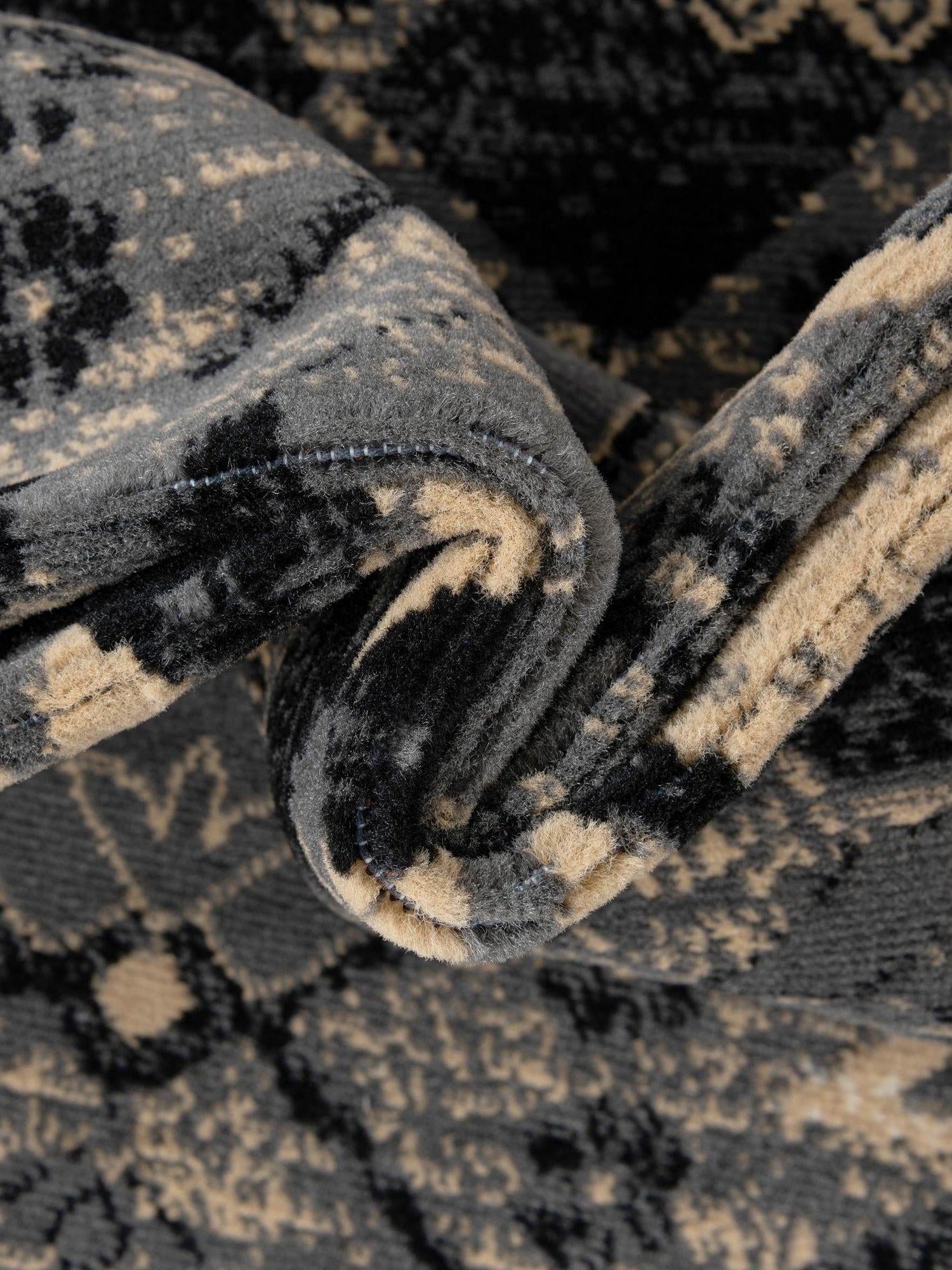 Black 4' 1 x 6' 1 Taftan Rectangle Area Rug