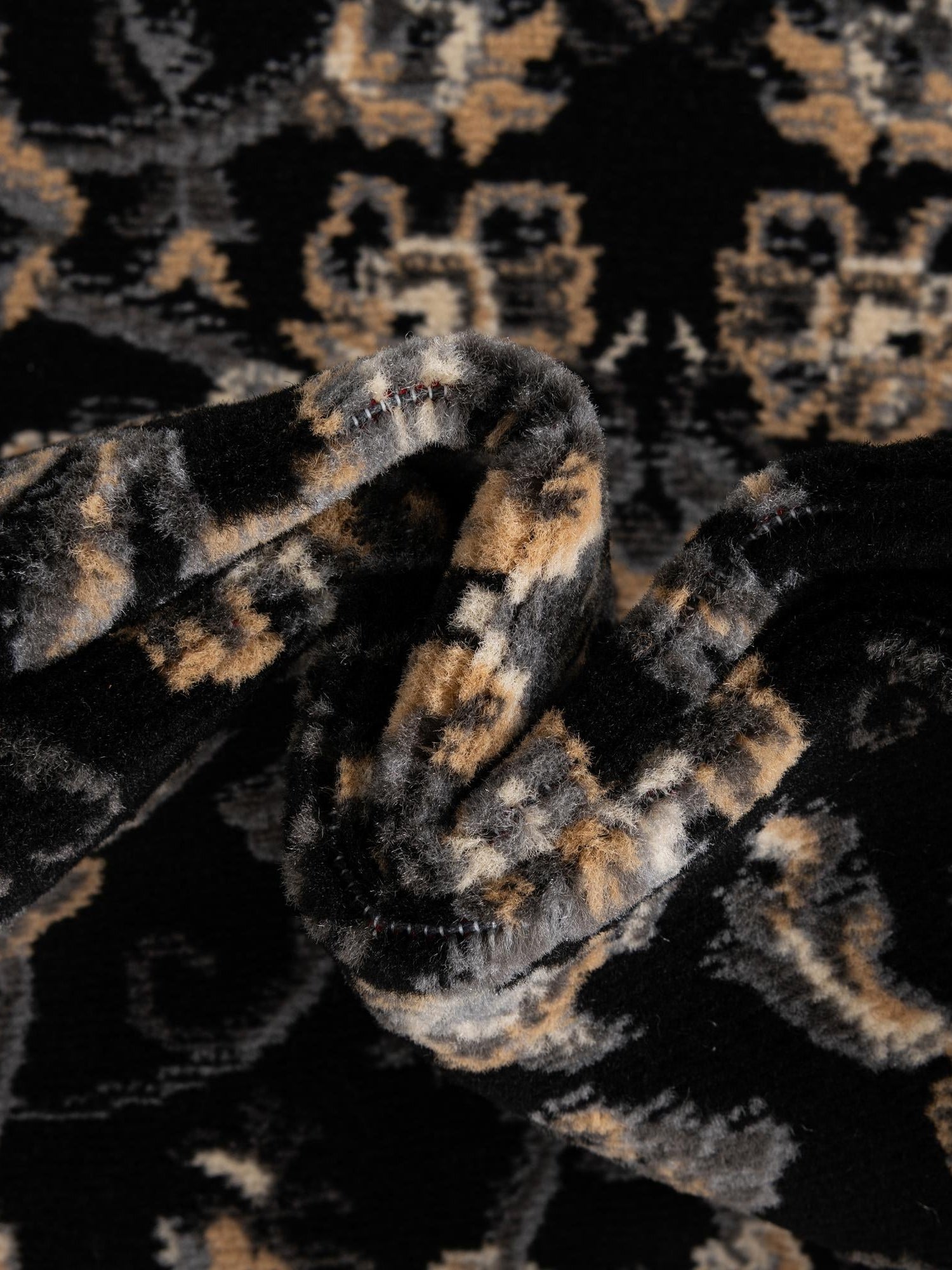 Black 7' 10 x 7' 10 Sialk Hill Round Area Rug