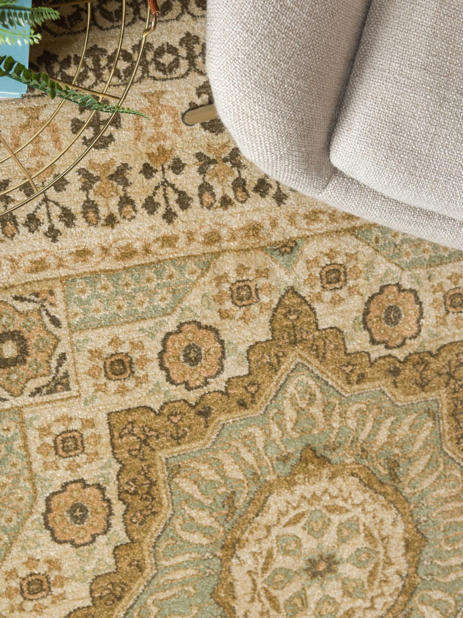 Cream 5' 1 x 8' Palace Rectangle Area Rug