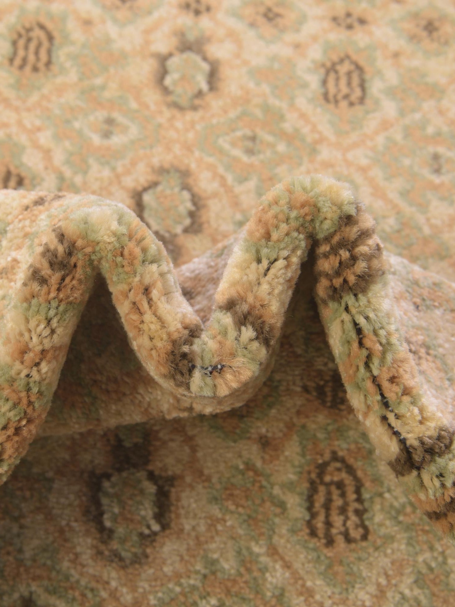 Cream 6' 1 x 9' Palace Rectangle Area Rug