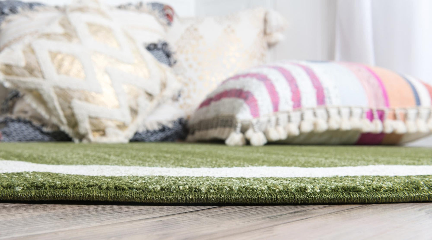 Green 7' 10 x 7' 10 Del Mar Round Area Rug 100% Polypropylene Easy Clean Stain Resistant Vivid Modern Carpet Mat for Home Decor Interior Designing for Sale at Rug Engine