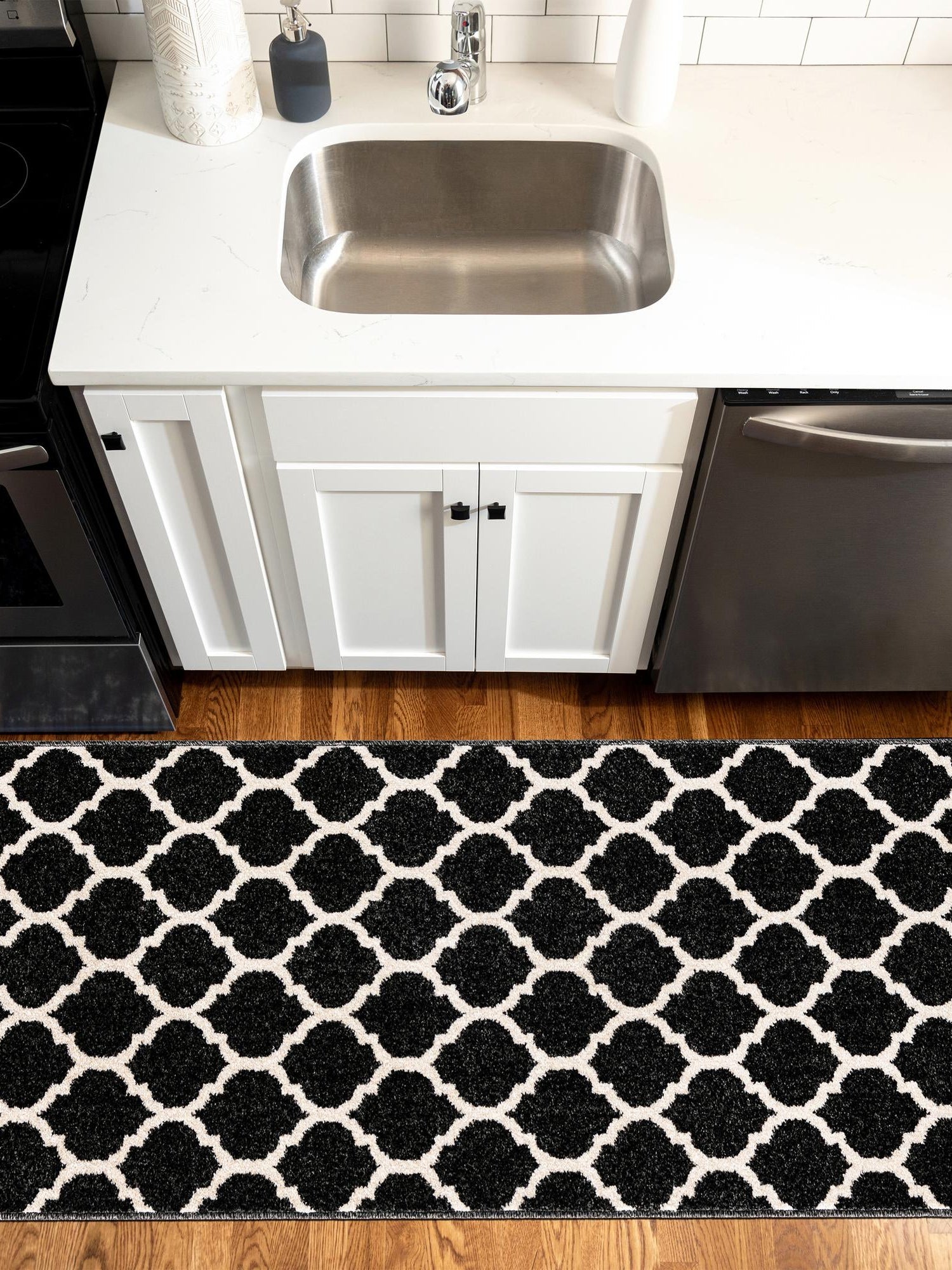 Black 2' x 6' 1 Trellis Runner Area Rug