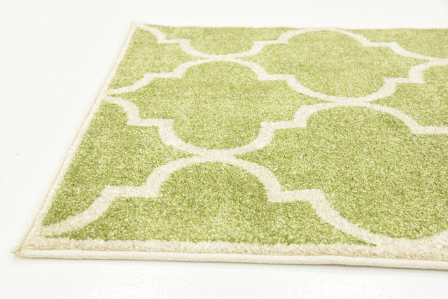 Green 2' 7 x 8' Trellis Runner Area Rug