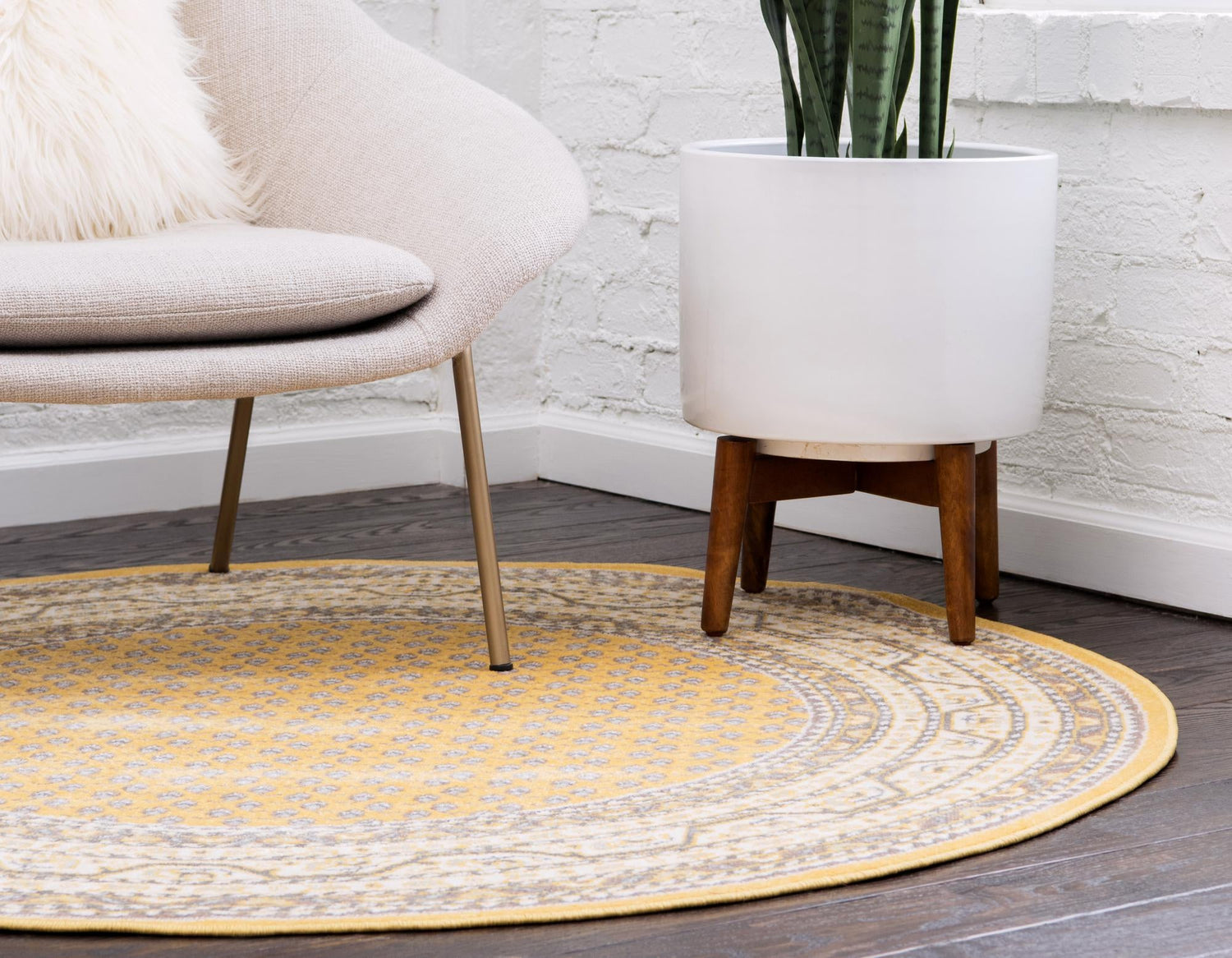 Yellow 8' x 8' Williamsburg Round Area Rug