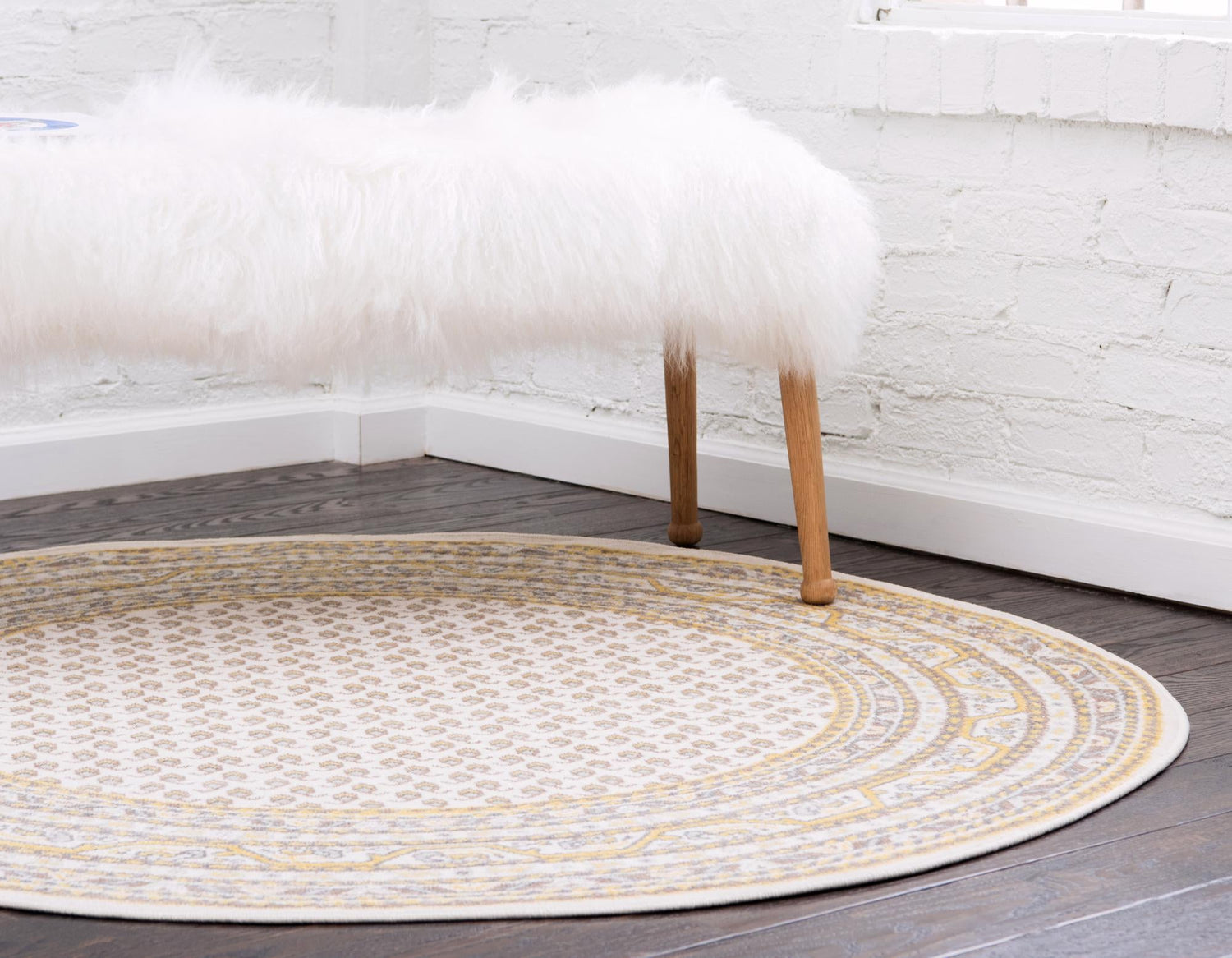 Beige 8' x 8' Williamsburg Round Area Rug