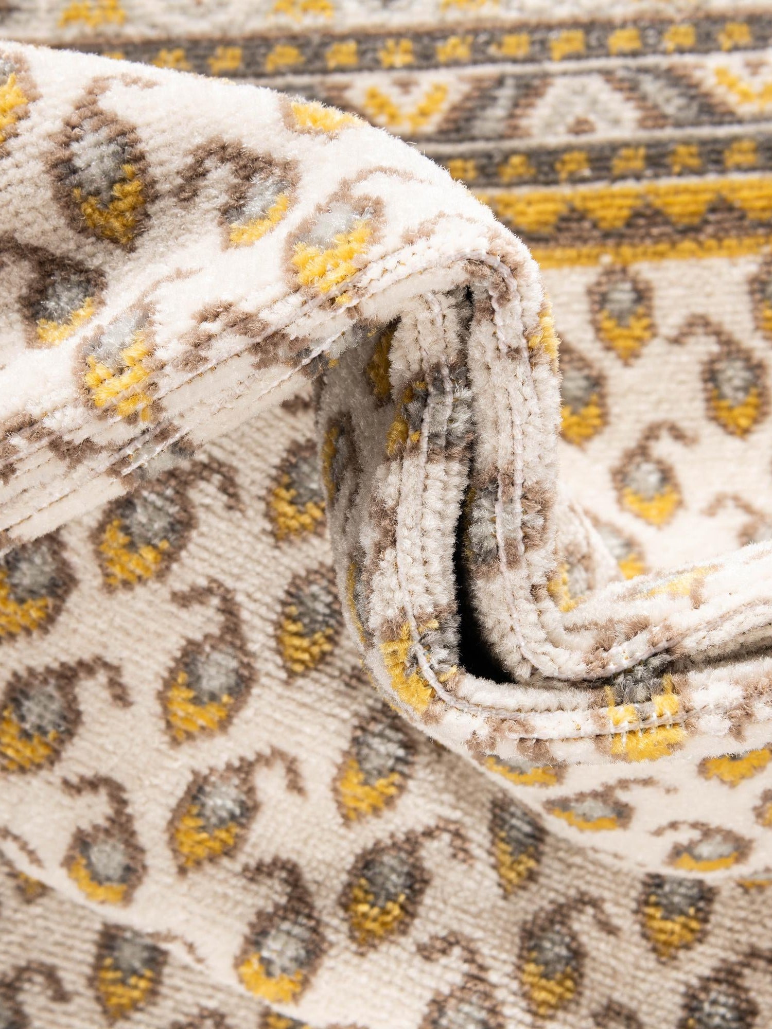 Beige 8' x 8' Williamsburg Round Area Rug