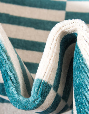 Turquoise 3' 7 x 3' 7 Williamsburg Round Area Rug 100% Polypropylene With Cotton Backing Durable Easy Clean Stain Resistant Carpet for Sale at Rug Engine