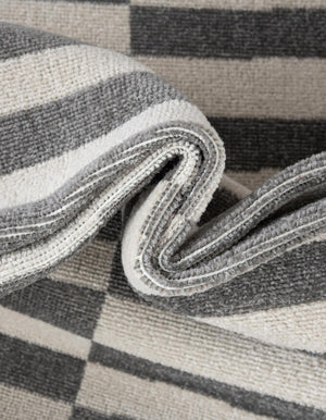 Dark Gray 5' 1 x 5' 1 Williamsburg Round Rug