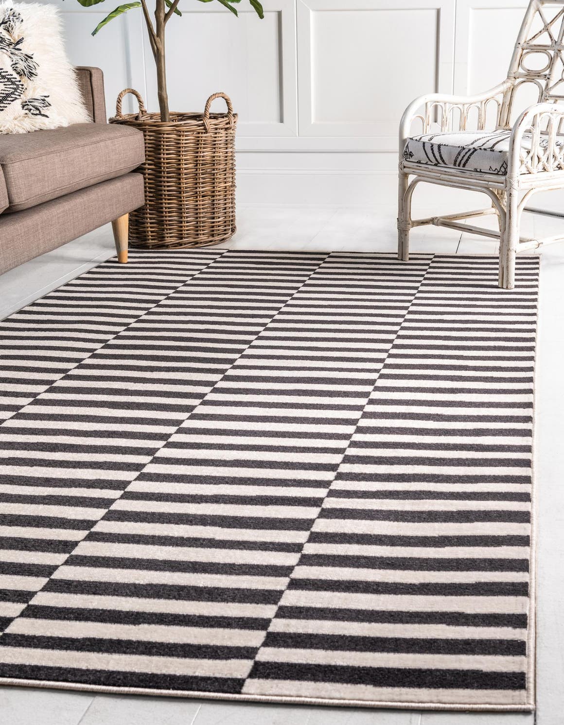 Black 8' x 10' Williamsburg Rectangle Area Rug 100% Polypropylene With Cotton Backing Durable Easy Clean Stain Resistant Carpet for Sale at Rug Engine