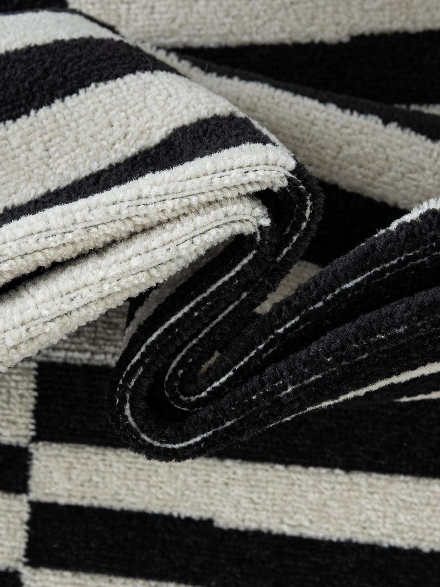 Black 2' 2 x 3' 1 Williamsburg Rectangle Area Rug