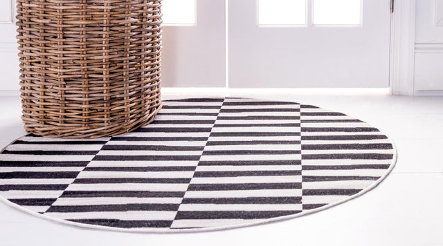 Black 3' 7 x 3' 7 Williamsburg Round Area Rug 100% Polypropylene With Cotton Backing Durable Easy Clean Stain Resistant Carpet for Sale at Rug Engine