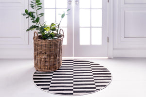 Black 7' 10 x 7' 10 Williamsburg Round Area Rug 100% Polypropylene With Cotton Backing Durable Easy Clean Stain Resistant Carpet for Sale at Rug Engine