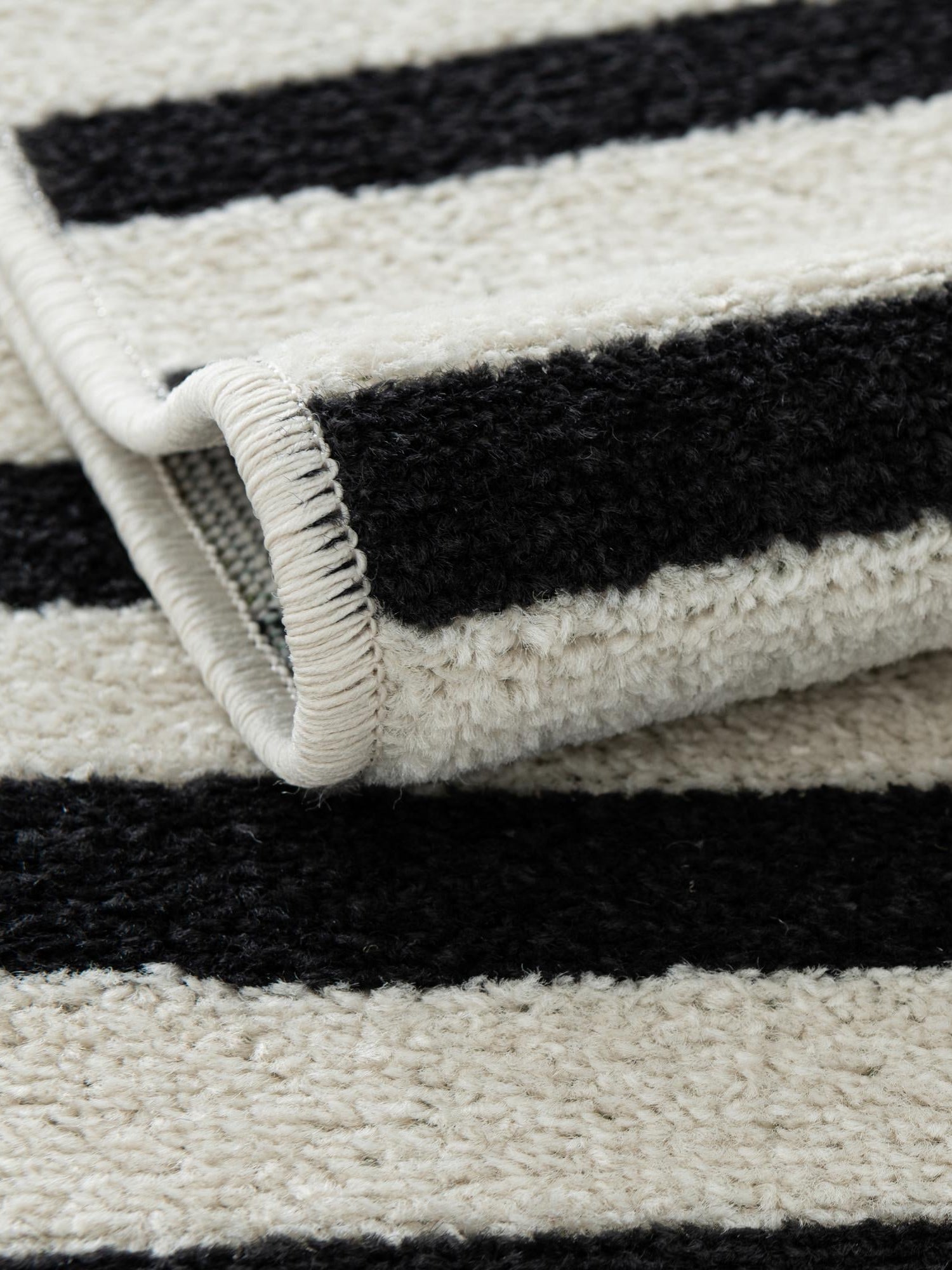 Black 12' x 12' Williamsburg Round Area Rug