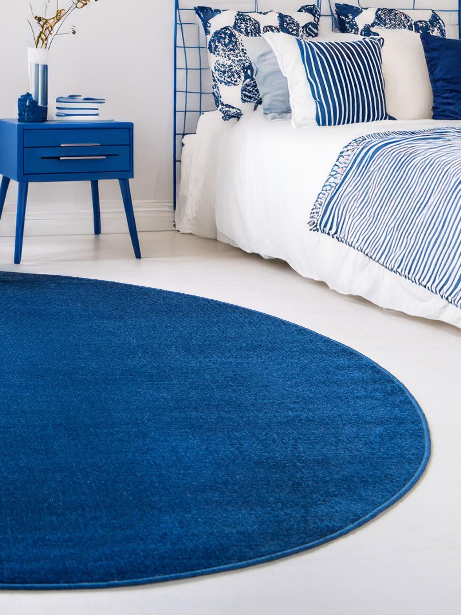 Navy Blue 3' 7 x 3' 7 Williamsburg Round Area Rug 100% Polypropylene With Cotton Backing Durable Easy Clean Stain Resistant Carpet for Sale at Rug Engine