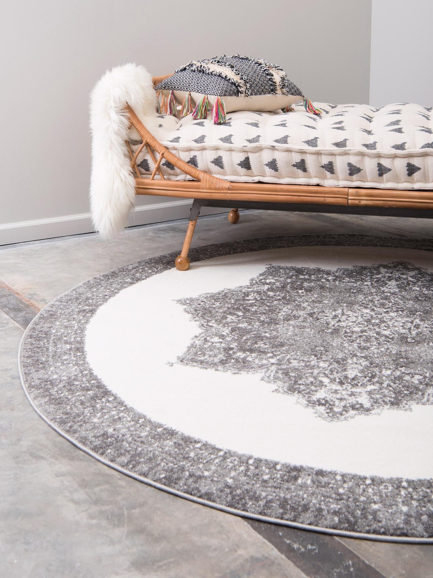 Gray 4' 1 x 4' 1 Rosso Round Area Rug Vintage Distressed Faded Traditional Design Carpet for Unique Home Interior Design for Sale at Rug Engine