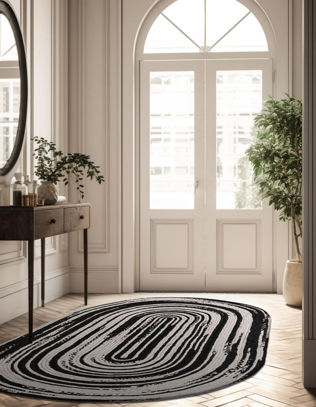 Black and White 8' x 10' Braided Chindi Oval Rug