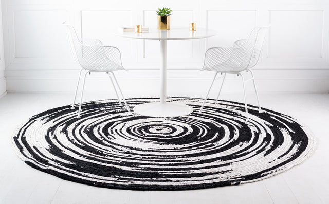 Black and White 8' x 8' Braided Chindi Round Rug