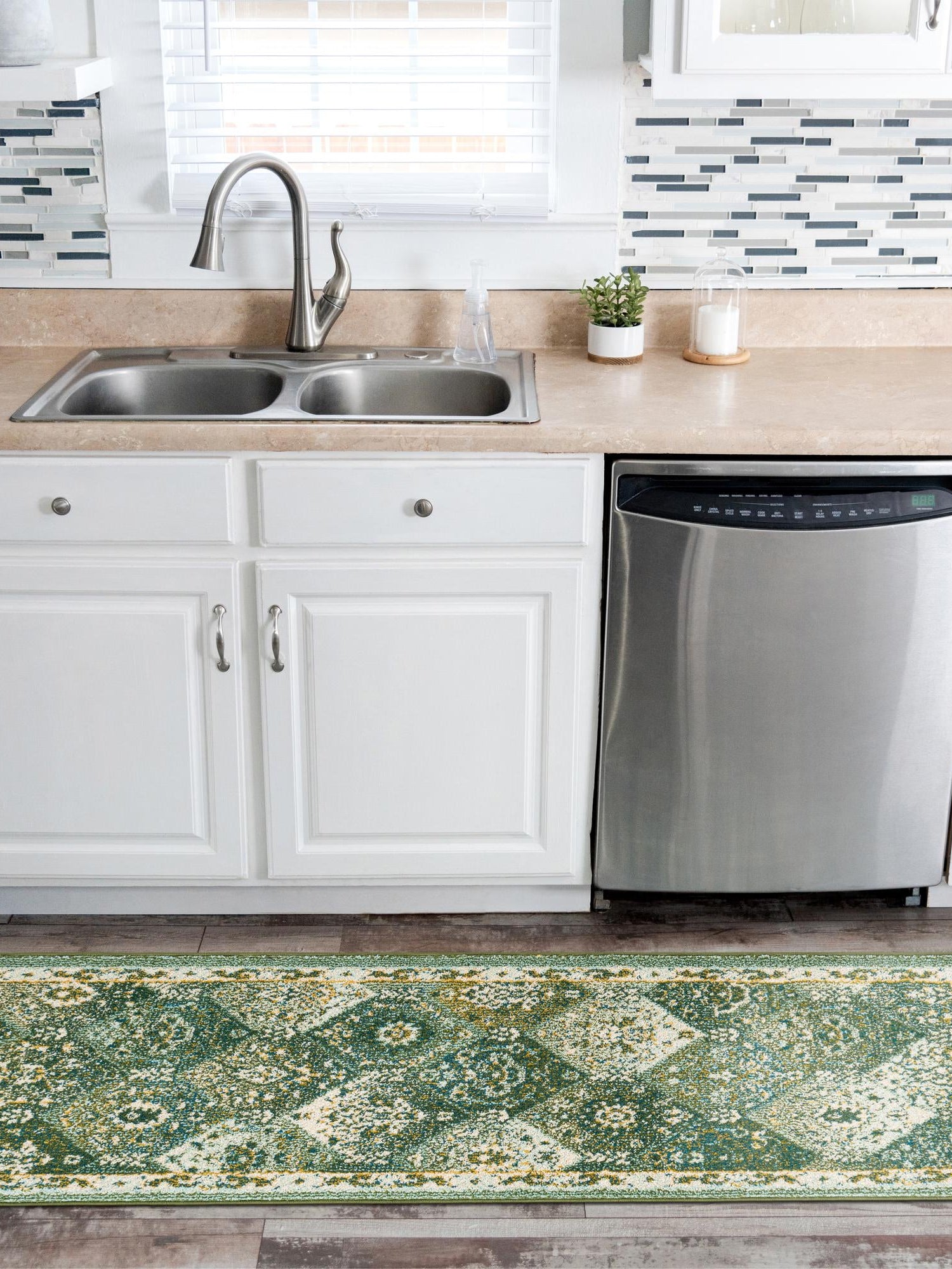 Green 2' 7 x 10' Penrose Runner Area Rug