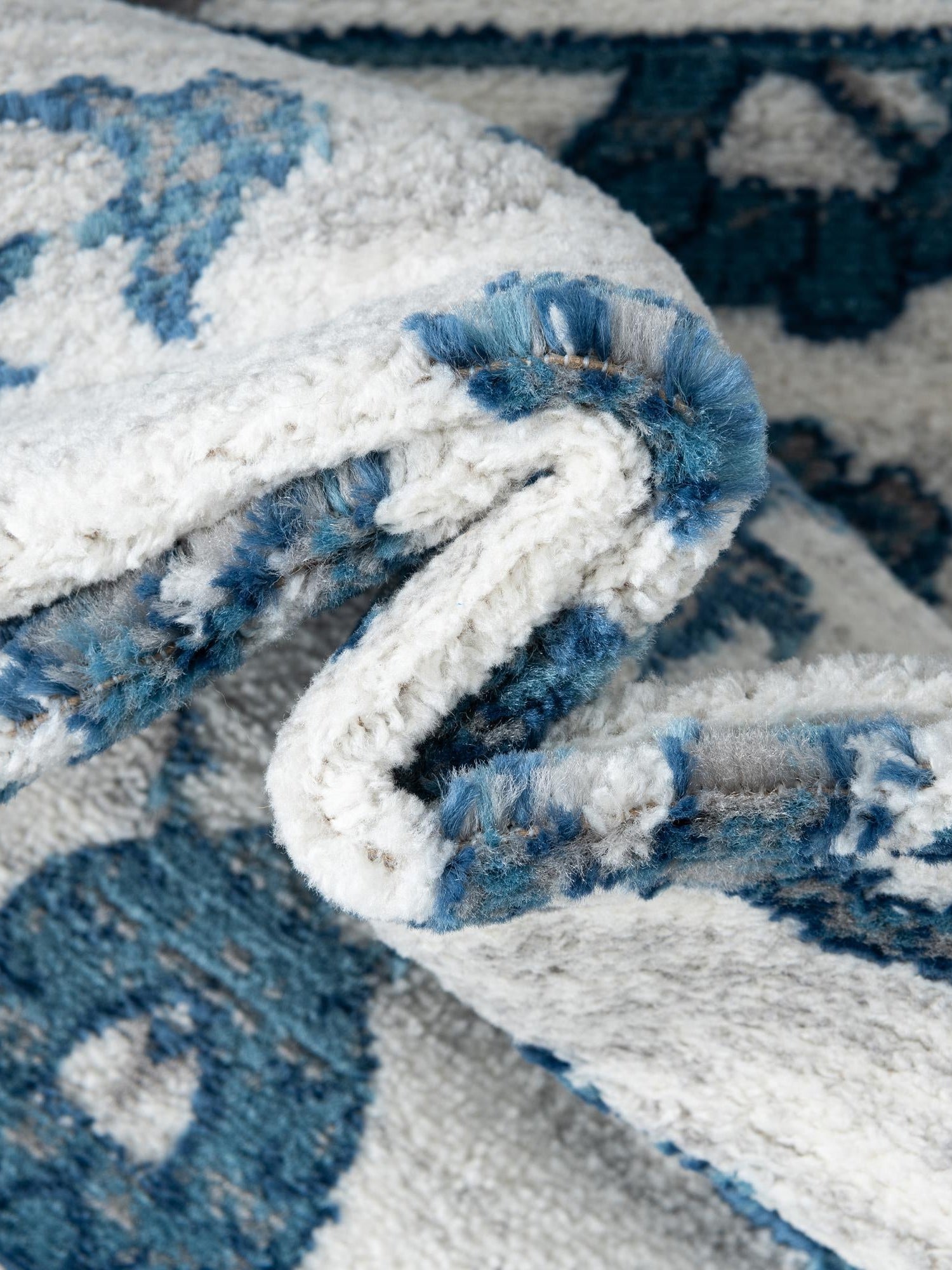 White Blue 6' 1 x 6' 1 Boston Round Area Rug 55% Polypropylene & 45% Polyester Easy Clean Traditional Classical Carpet for Contemporary Living Dining Room Office Space for Sale at Rug Engine