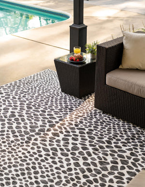 Black 8' x 11' Jill Zarin Outdoor Rectangle Rug