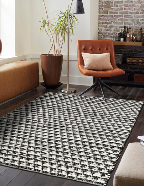 White Black 4' 1 x 6' 1 Chindi Jute Rectangle Rug