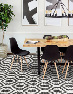 Black and White 2' x 3' 1 Chindi Jute Rectangle Rug