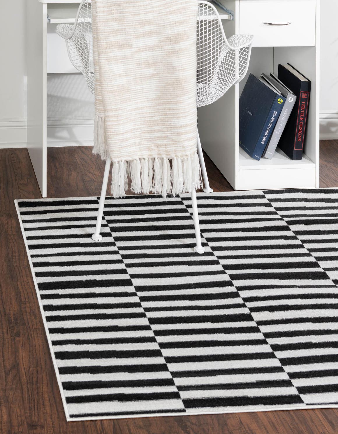 Black 4' x 4' Williamsburg Square Area Rug 100% Polypropylene With Cotton Backing Durable Easy Clean Stain Resistant Carpet for Sale at Rug Engine