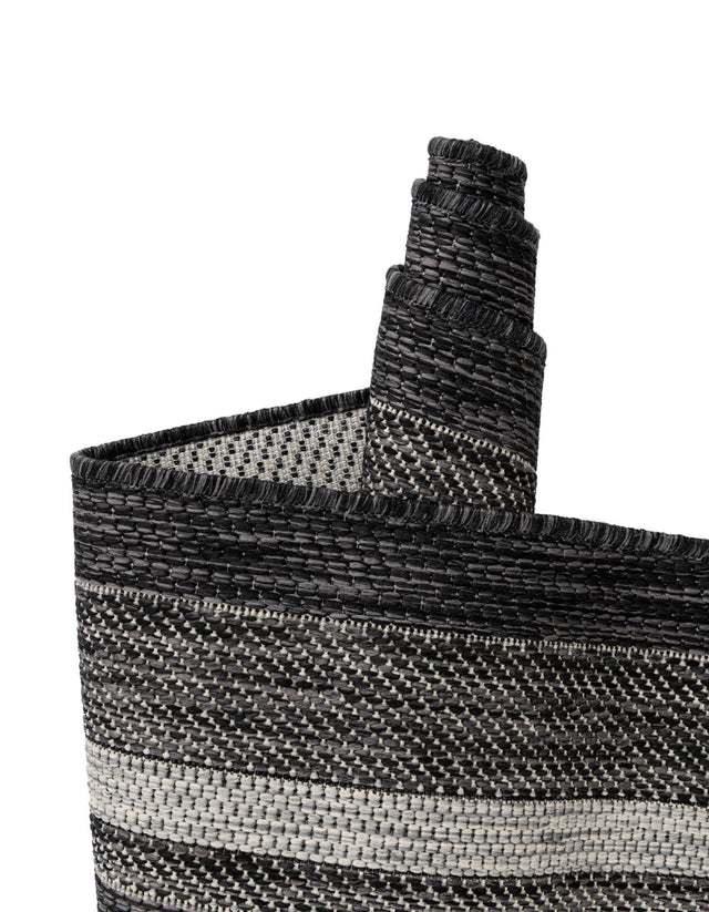 Black 5' 3 x 5' 3 Outdoor Border Round Rug