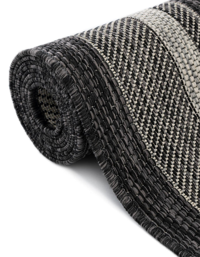 Black 5' 3 x 5' 3 Outdoor Border Round Rug