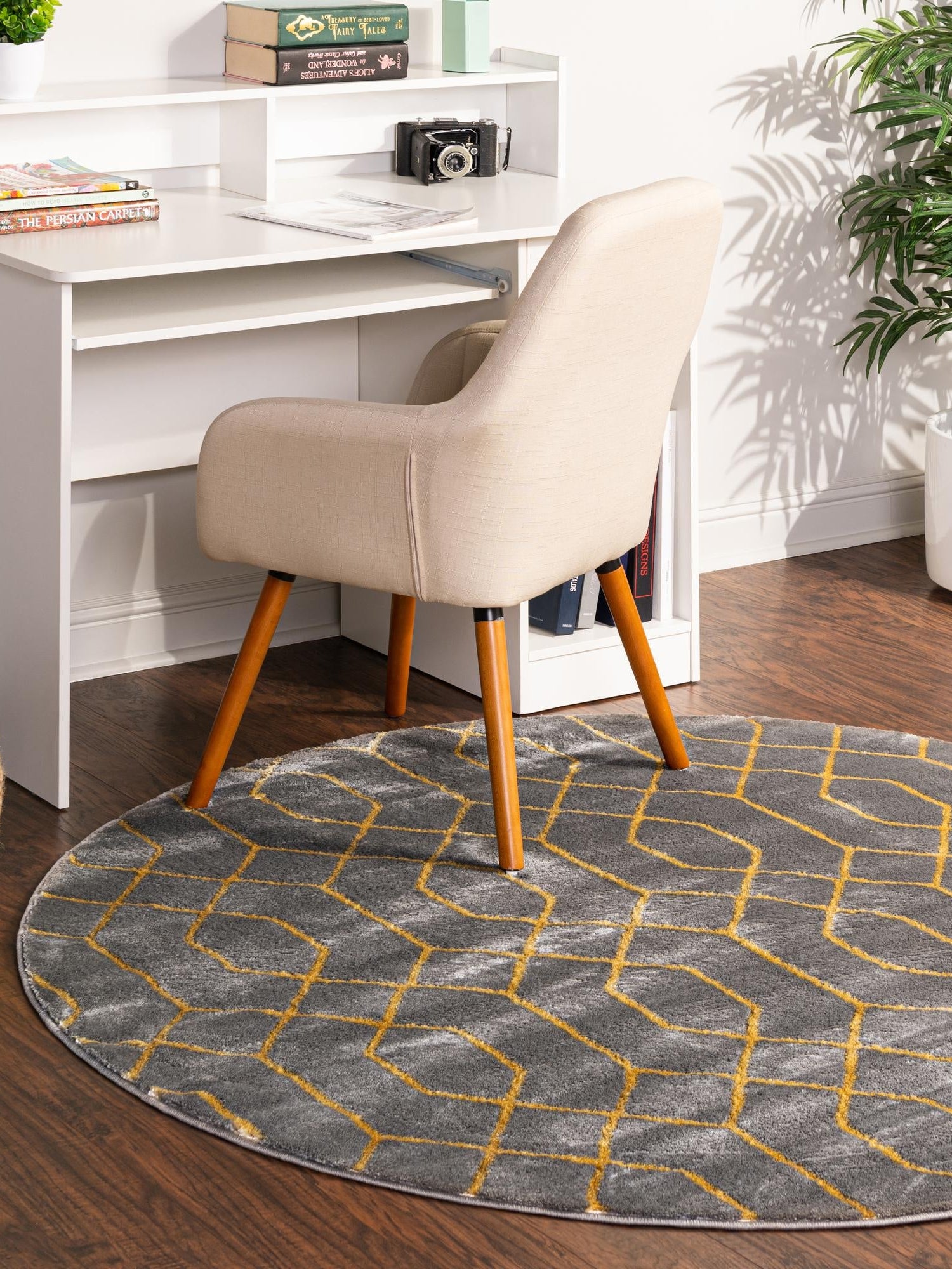 Gray Gold 3' 1 x 3' 1 Marilyn Monroe Glam Round Area Rug 70% Polypropylene & 30% Polyester Vivid Geometric Modern Carpet for Interior Home Decor for Sale at Rug Engine