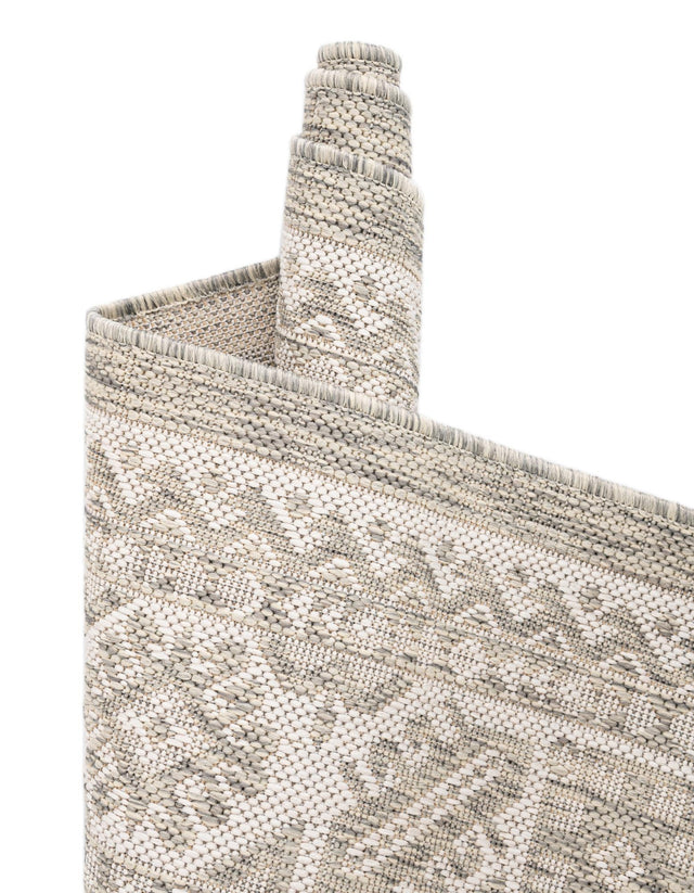 Light Gray 10' x 10' Outdoor Aztec Round Rug