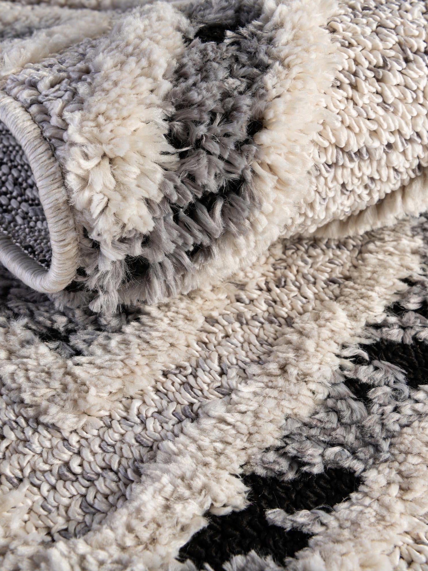 Black and White 5' 3 x 8' Cherokee Rectangle Area Rug 100% Polypropylene With Cotton Backing Modern Geometric Carpet for Home Decor Interior Design Rooms for Sale at Rug Engine