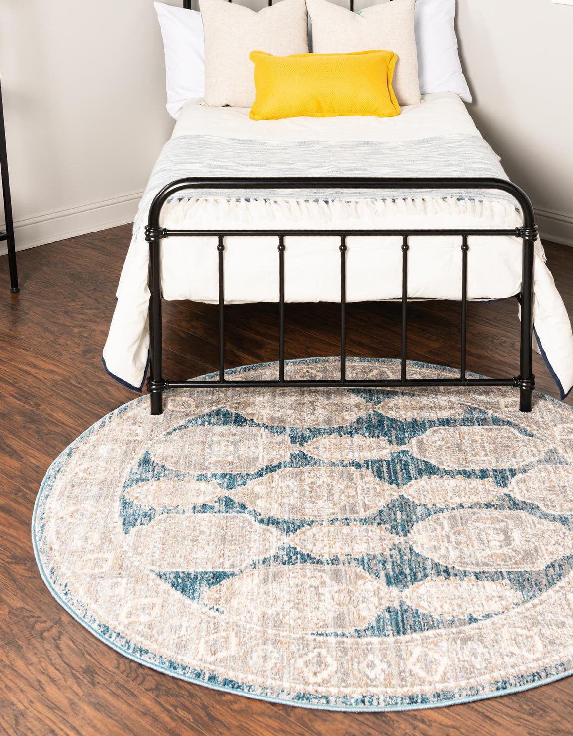 Blue 7' x 7' Lola Round Area Rug Polypropylene With Jute Backing Traditional Pattern Easy Clean Carpet for Home Interior Design for Sale at Rug Engine
