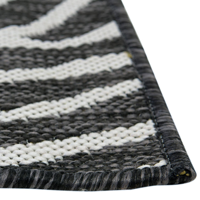 White 5' 3 x 8' Outdoor Safari Rectangle Rug