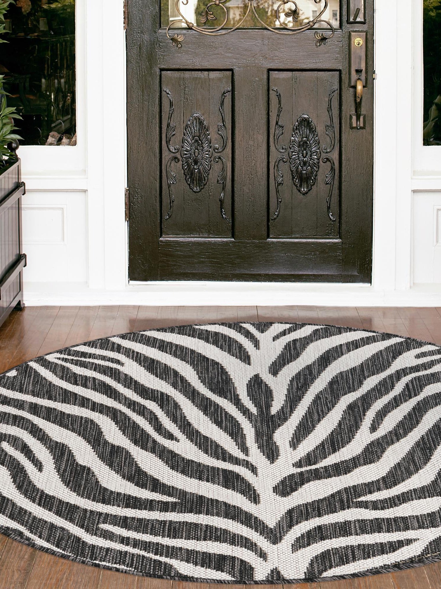 White 4' 1 x 4' 1 Outdoor Safari Round Area Rug Weather Resistant for Patio, Deck, Terrace, Balcony, Porch Animal Print Wildlife Nature Carpet for Sale at Rug Engine