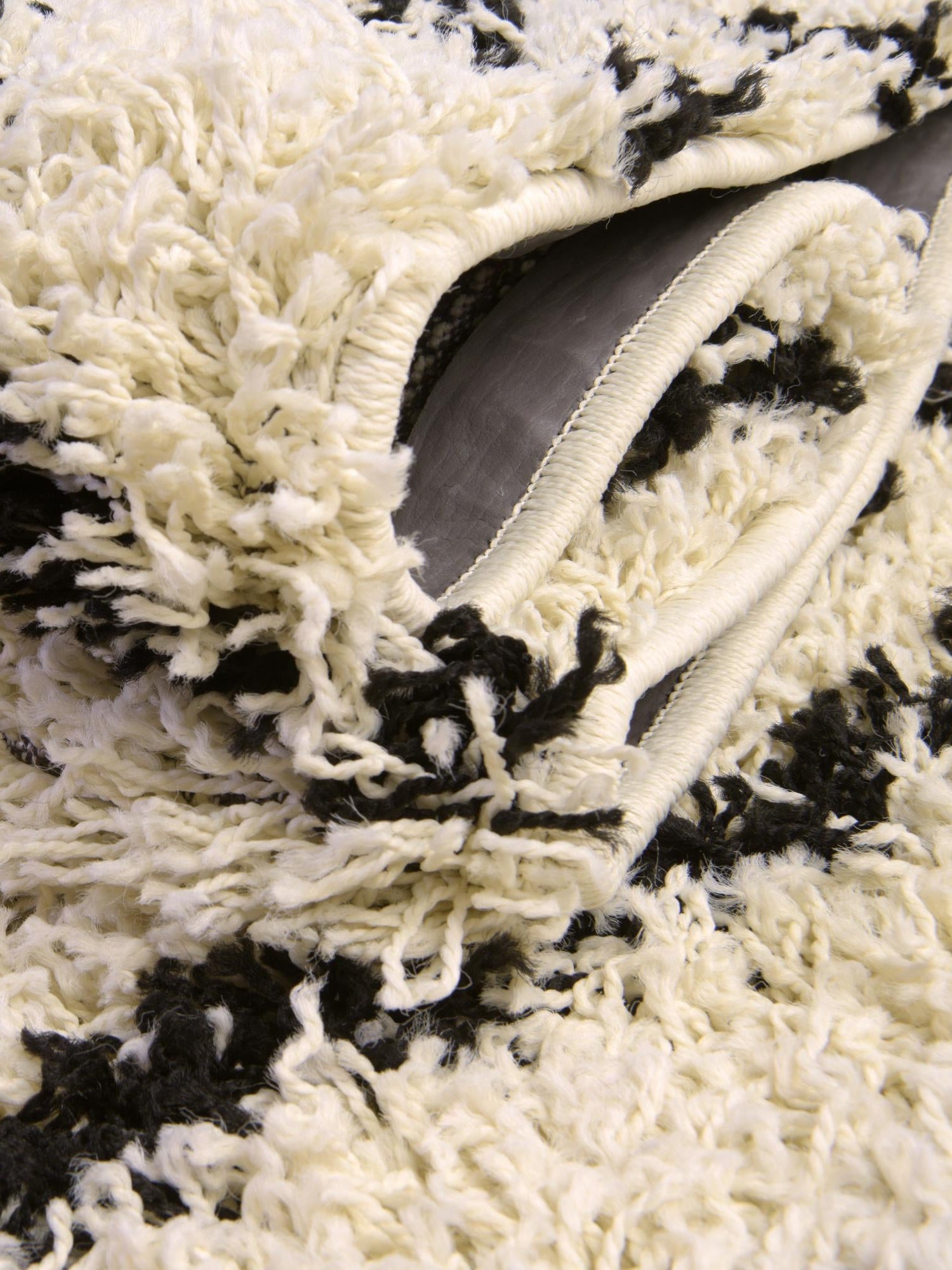 White and Black 7' 10 x 7' 10 Trellis Shag Round Area Rug Thick Soft Touch Fluffy & Plush Shaggy Pile Geometric Modern Unique Carpet for Home Interior Design for Sale at Rug Engine