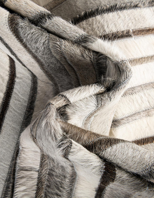 Gray Ivory 8' x 8' Cowhide Leather Round Rug