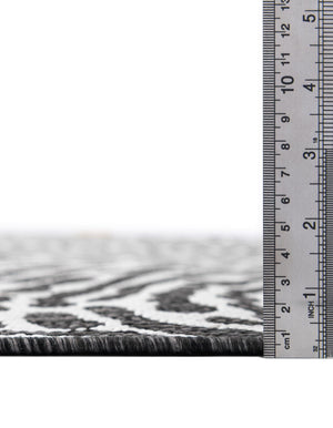Black and White 6' 1 x 6' 1 Outdoor Modern Round Rug